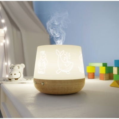 Difusor de aroma com base em madeira clara e cúpula branca com desenhos de animais