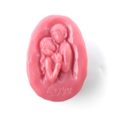 Sabonete rosa com relevo de duas pessoas e a palavra 'Love'