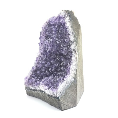 Geodo de ametista com cristais roxos e base cinza