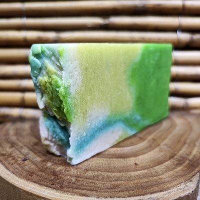 Sabonete artesanal colorido em fundo de bambu e base de madeira