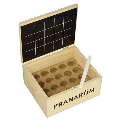 Caixa de madeira clara com tampa preta e marca PRANARÔM