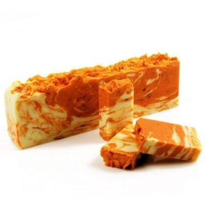 Sabão artesanal em barra com textura marmoreada laranja e branca