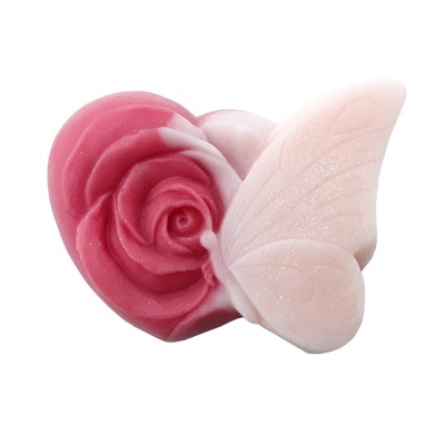 Sabonete em forma de coração rosa com rosa e borboleta