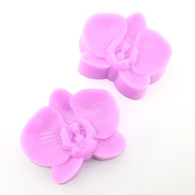 Sabonetes rosas em forma de orquídea sobre fundo branco