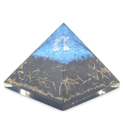 Pirâmide decorativa azul e preta com fios dourados
