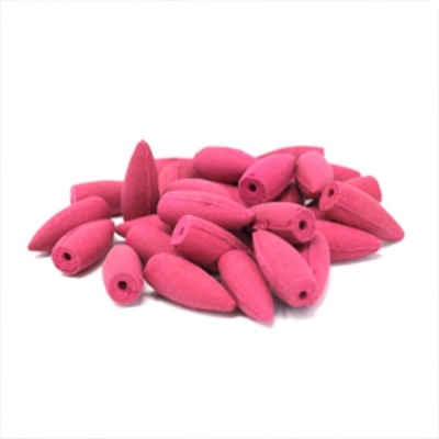 Cones de incenso cor-de-rosa empilhados sobre fundo branco