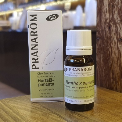 Frasco e caixa de óleo essencial Pranarôm Hortelã-pimenta em vidro castanho e embalagem branca