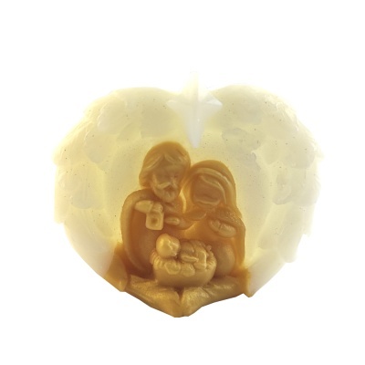 Castiçal em forma de coração com asa branca translúcida e figura dourada da Sagrada Família