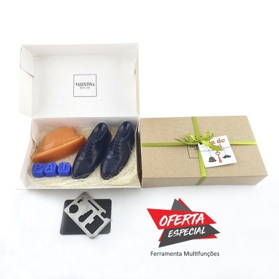Caixa de presente com dois sapatos miniatura, blocos com letras e ferramenta multifunções