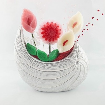 Arranjo floral decorativo com vaso espiral branco e flores em vermelho, rosa e branco
