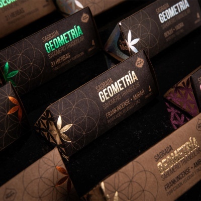Caixas de incenso Sagrada Geometria com padrões dourados e textos em português e espanhol
