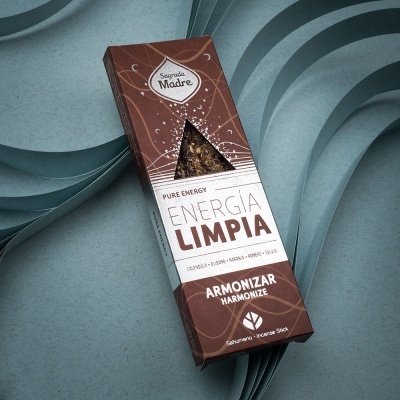 Caixa de incenso Sagrada Madre Energia Limpia sobre fundo azul texturizado