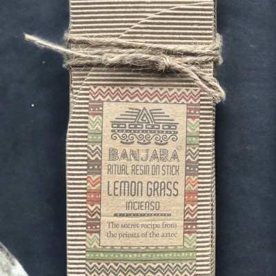 Embalagem de papel canelado com rótulo colorido e corda amarrada