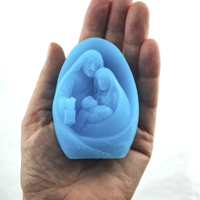 Escultura azul claro de dois adultos e um bebé segurando uma lâmpada na palma da mão