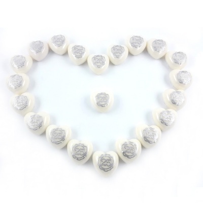 Conjunto de bolachas em forma de coração com padrão cinzento, organizadas em forma de coração