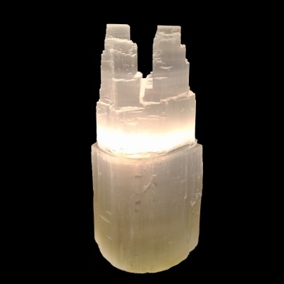 Escultura ou mineral cristalino branco-acinzentado com luz interna