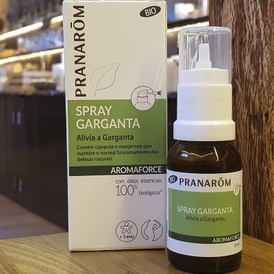 Spray garganta Pranarôm com embalagem branca e verde sobre mesa de madeira