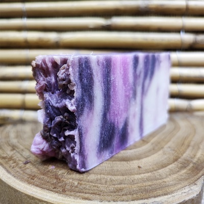 sabonete roxo branco e rosa texturizado em lambris de madeira