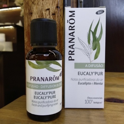 Frasco e embalagem do óleo essencial Pranarôm Eucaly'Pur com design branco e verde