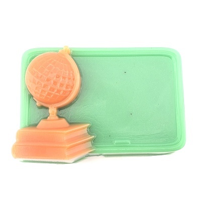 Figura decorativa cor coral de globo sobre livros com base verde