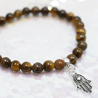 pulseira de contas castanhas com pingente mão de Fátima prateado