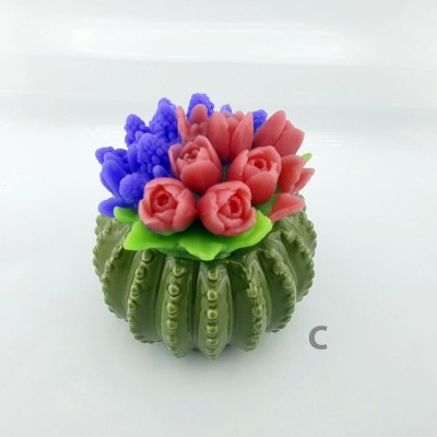 Vaso cacto verde com flores rosa e roxas em fundo branco