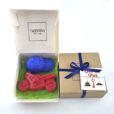Caixa de presente com sabonetes em forma de boné azul e mota vermelha, com embalagem decorada para o Pai