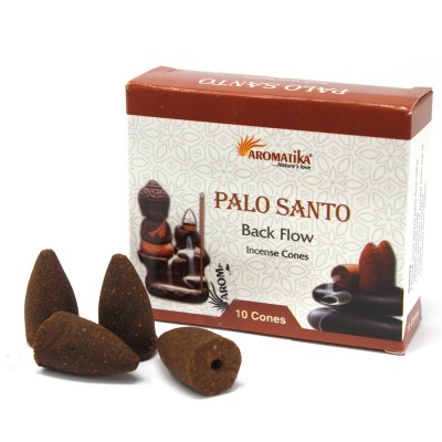 Cones de incenso castanhos e embalagem retangular com texto e ilustrações