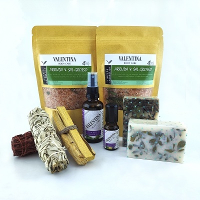 Produtos de cuidado corporal Valentina com sais, sabonetes, spray, óleo essencial e incensos