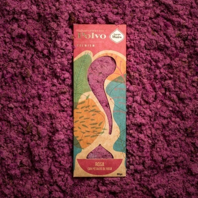 Embalagem de sabonete em pó rosa sobre superfície texturada rosa