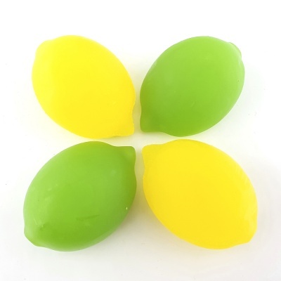 Quatro sabonetes em forma de limão, dois verdes e dois amarelos