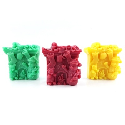 Três velas coloridas decorativas com tema natalício