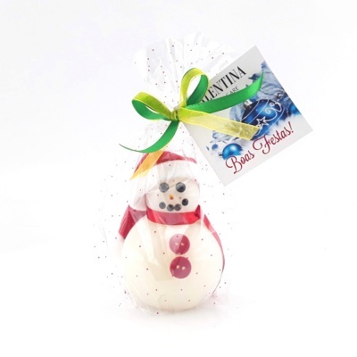 Boneco de neve decorativo dentro de saco transparente com fita e cartão festivo
