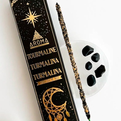 Kit smudge Tourmaline com incenso e pedras pretas em prato branco