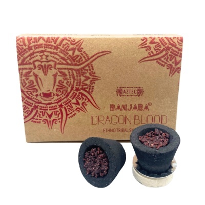 Incenso Dragon Blood Banjara com cones negros e pó vermelho embalados em caixa de cartão castanha com texto e desenhos vermelhos.