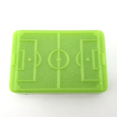 Caixa verde com relevo de campo de futebol sobre fundo branco