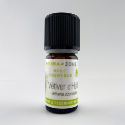 Frasco pequeno de óleo essencial Vetiver d'Haïti da Aroma-Zone sobre fundo branco.