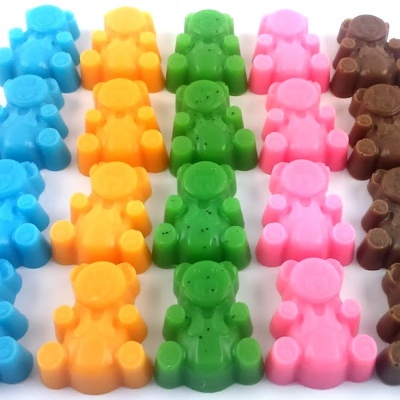 Brinquedos de ursinhos coloridos em cinco cores alinhados em fileiras