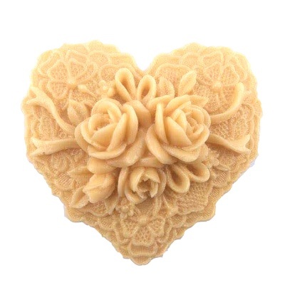 Sabonete artesanal em forma de coração com flores em relevo