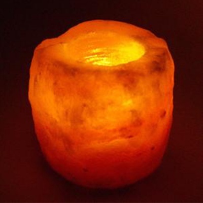 vela ou suporte de luz em sal cristalizado laranja-avermelhado com luz quente amarela