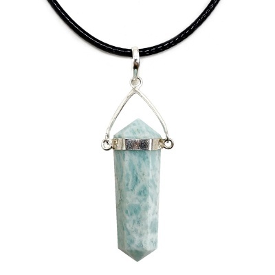 Colar com pendente cristal azul esverdeado em metal prateado e cordão preto