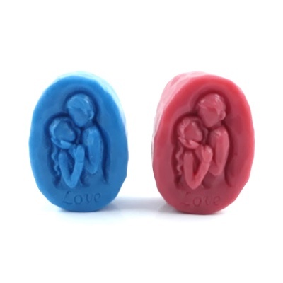 Protetores de dedais de silicone azul e vermelho com relevo de pessoas a abraçar e palavra 'Love'