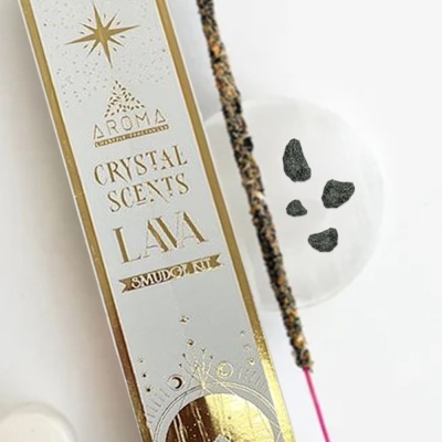 Embalagem de incenso CRYSTAL SCENTS LAVA com vareta acesa e pequenos pedaços pretos em prato branco