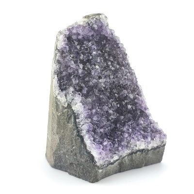 Geodo de ametista com cristais roxos e base de pedra cinzenta