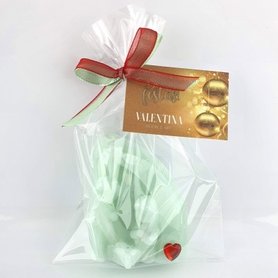 Saco transparente com mãos verdes esculpidas, fita vermelha e verde, etiqueta dourada