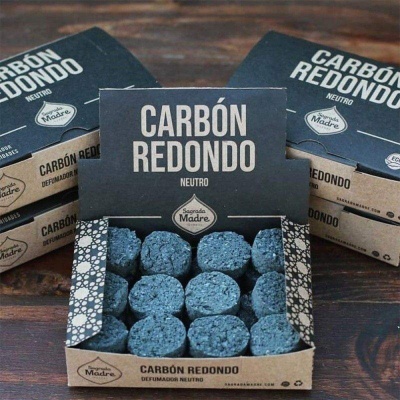 Caixas de carvão redondo neutro Sagrada Madre em embalagem preta e castanha