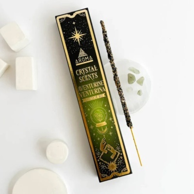 Caixa de incenso Cristais Aromáticos Aventurina com incenso aceso e cristais verdes