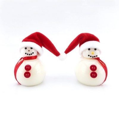 Dois bonecos de neve decorativos com chapéus e cachecóis vermelhos