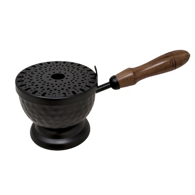 Panela pequena preta de metal com pega de madeira