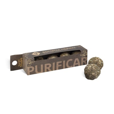 Bolas herbais em embalagem castanha escura com texto PURIFICAR e duas bolas fora da caixa